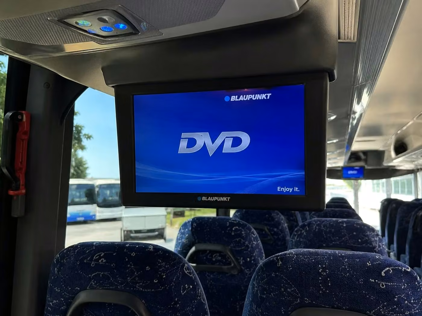 saratoga 56 passenger charter bus tvs